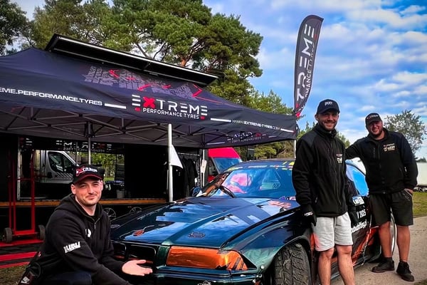 Rafał Barzycki z ekipą przy aucie pod namiotem Extreme Performance Tyres