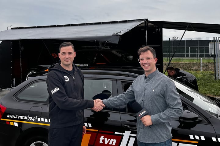 Rafał Barzycki podczas wywiadu w telewizji TVN Turbo