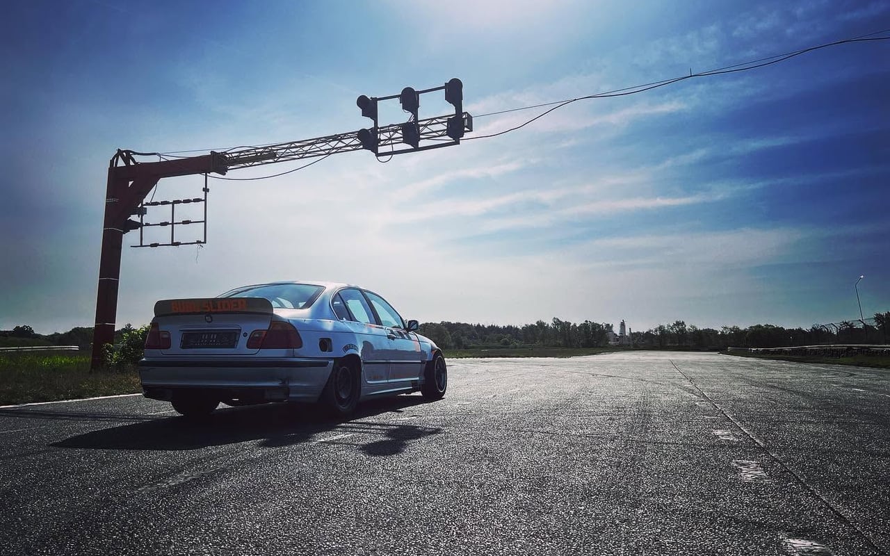BMW E46 BUBU SLIDER na torze pod sygnalizatorem startowym — zimowe auto driftingowe