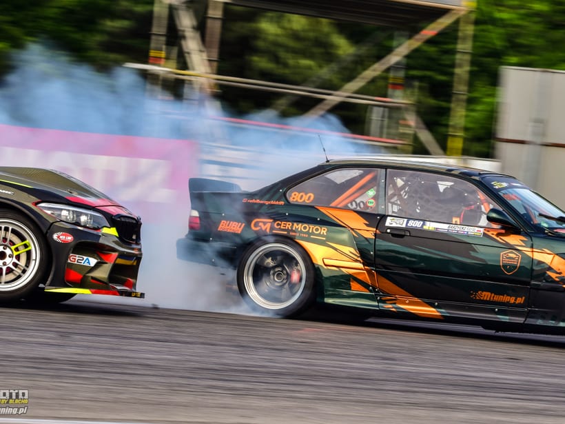 Bitwa koło w koło — dwa auta driftingowe