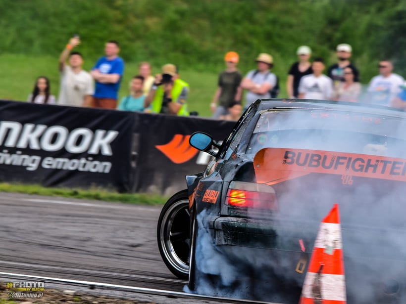 BMW E36 BUBUFIGHTER bokiem przed publicznością