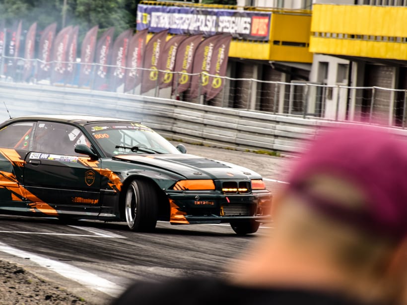 BMW E36 w barwach Cer Motor podczas przejazdu