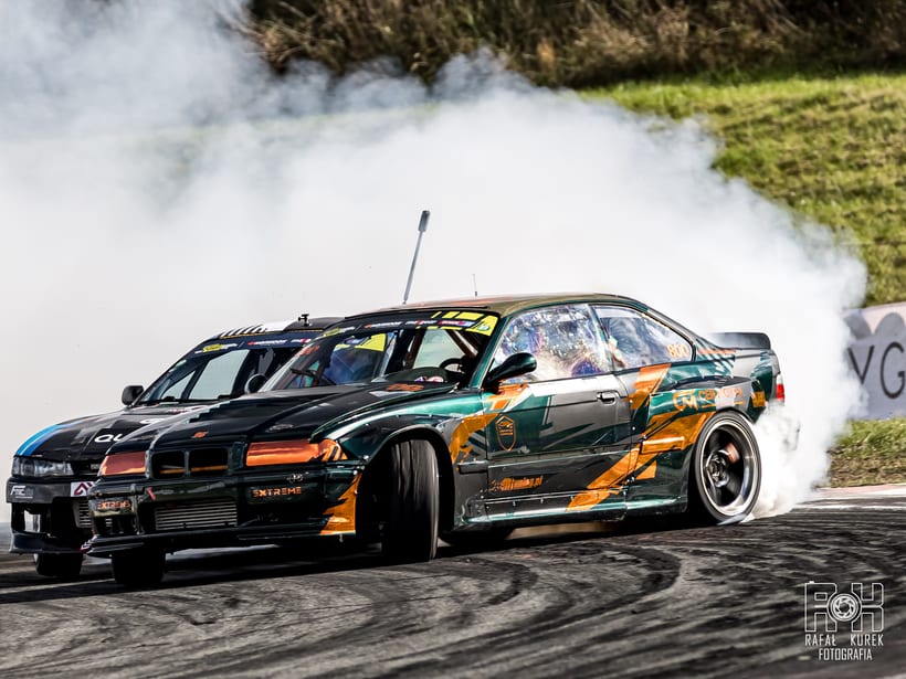 Auto driftingowe w chmurze dymu