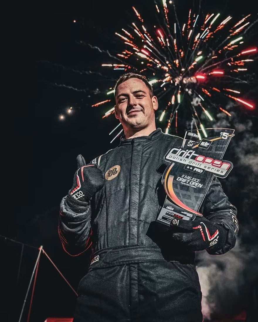 Rafał „Bubu” Barzycki z pucharem za 2. miejsce w klasie PRO Drift Open, w tle fajerwerki