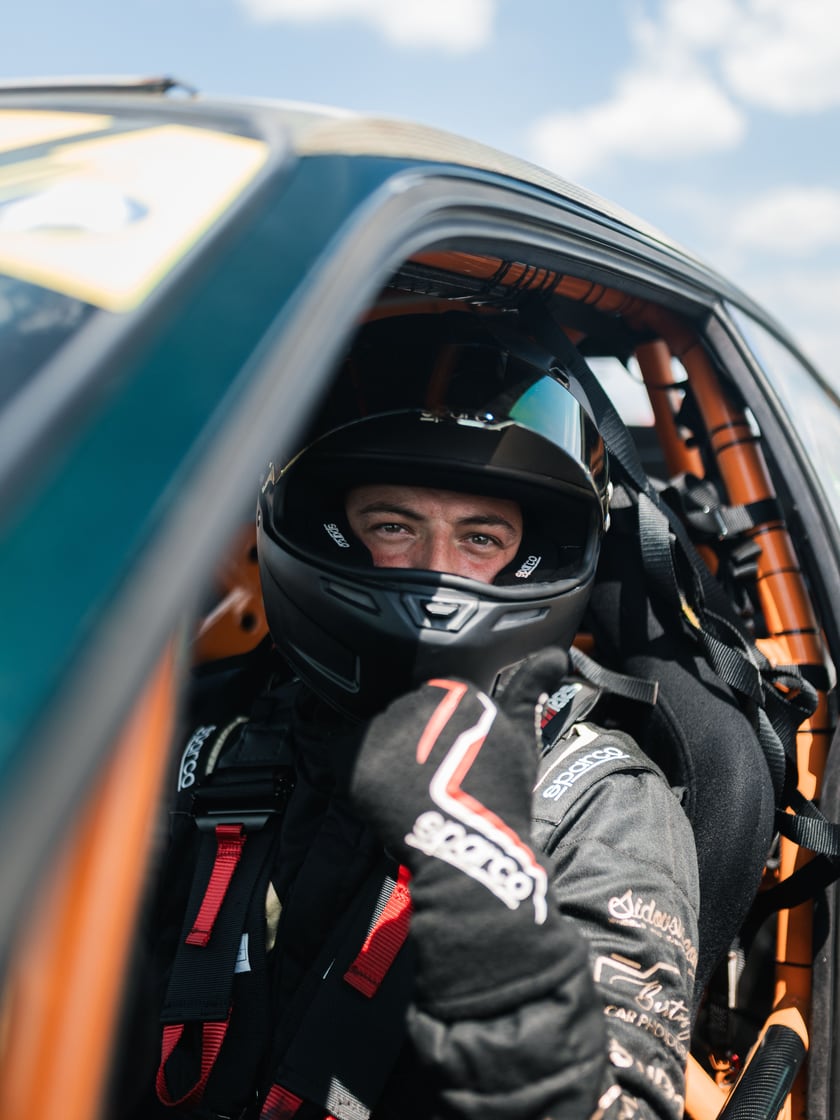 Rafał Barzycki na podium zawodów driftingowych z trofeum
